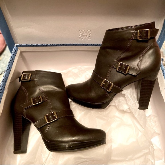 Simply Vera by Vera Wang Jaeger Brown Ankle Boots w Buckles Chunky Heel Size 6.5 - Picture 1 of 5
